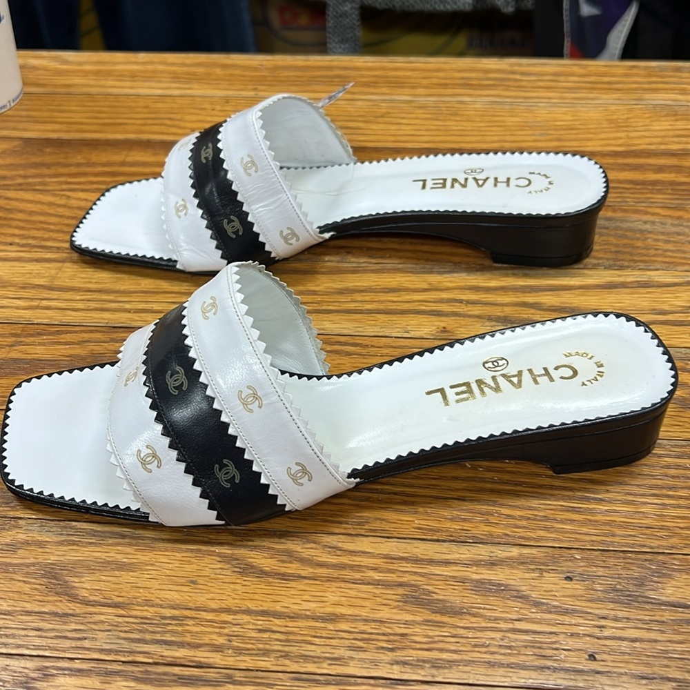 CHANEL | Camellia Cruise Collection blk/wht leather logo slides/sandals - Picture 9 of 11